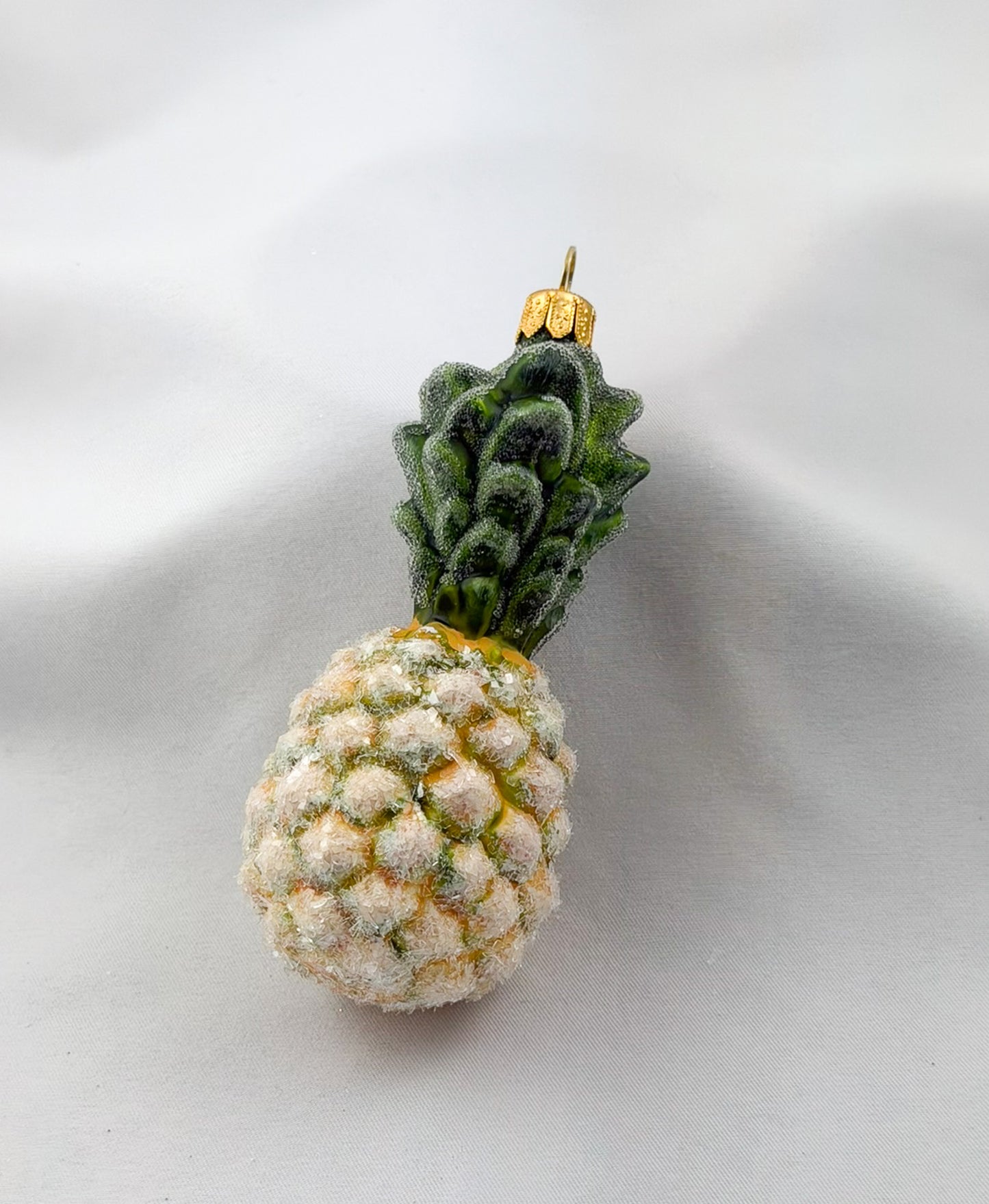 Ganze Ananas mit Eis-Glitzer