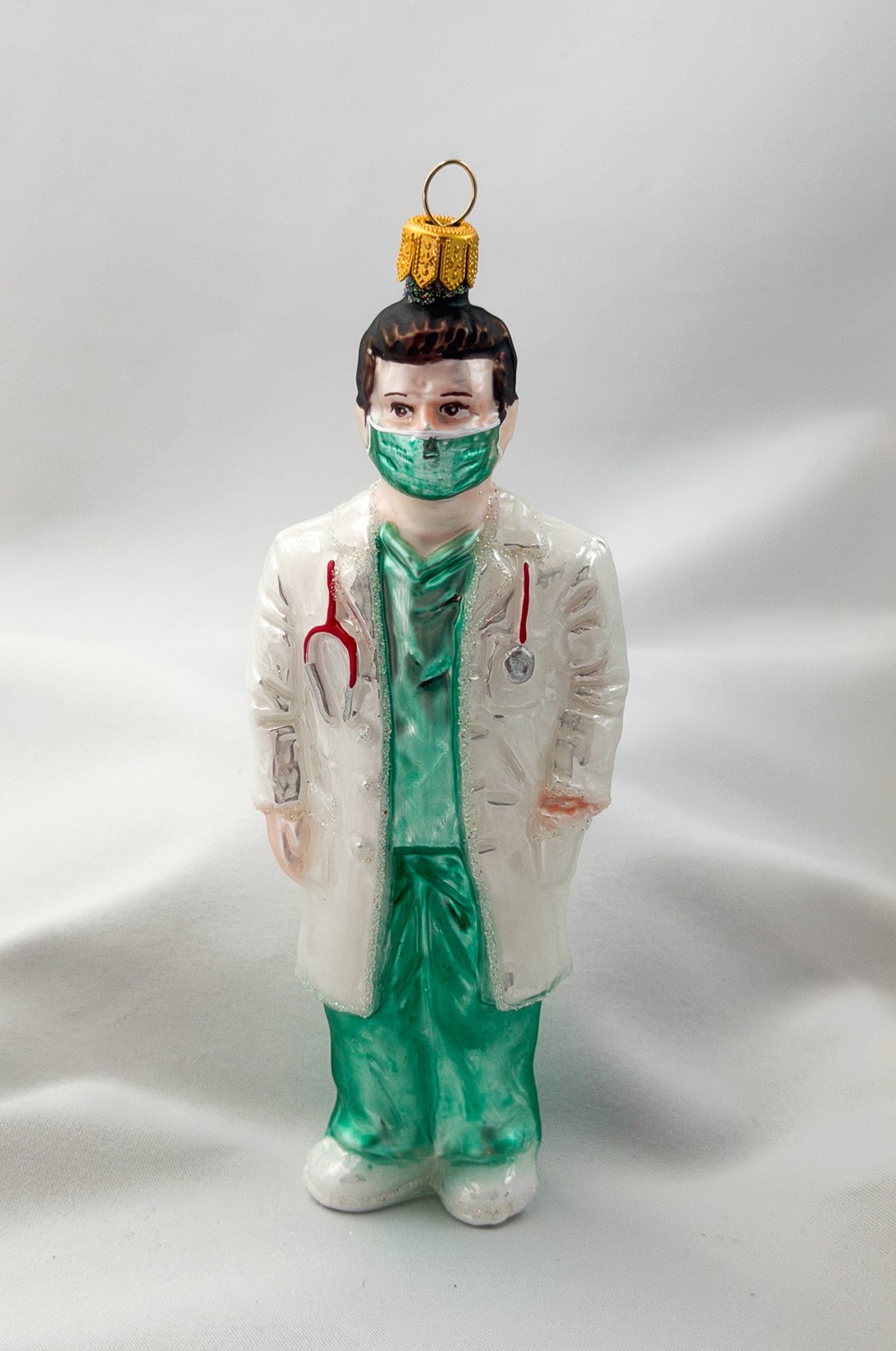 Arzt mit Hygienemaske und Stethoskop