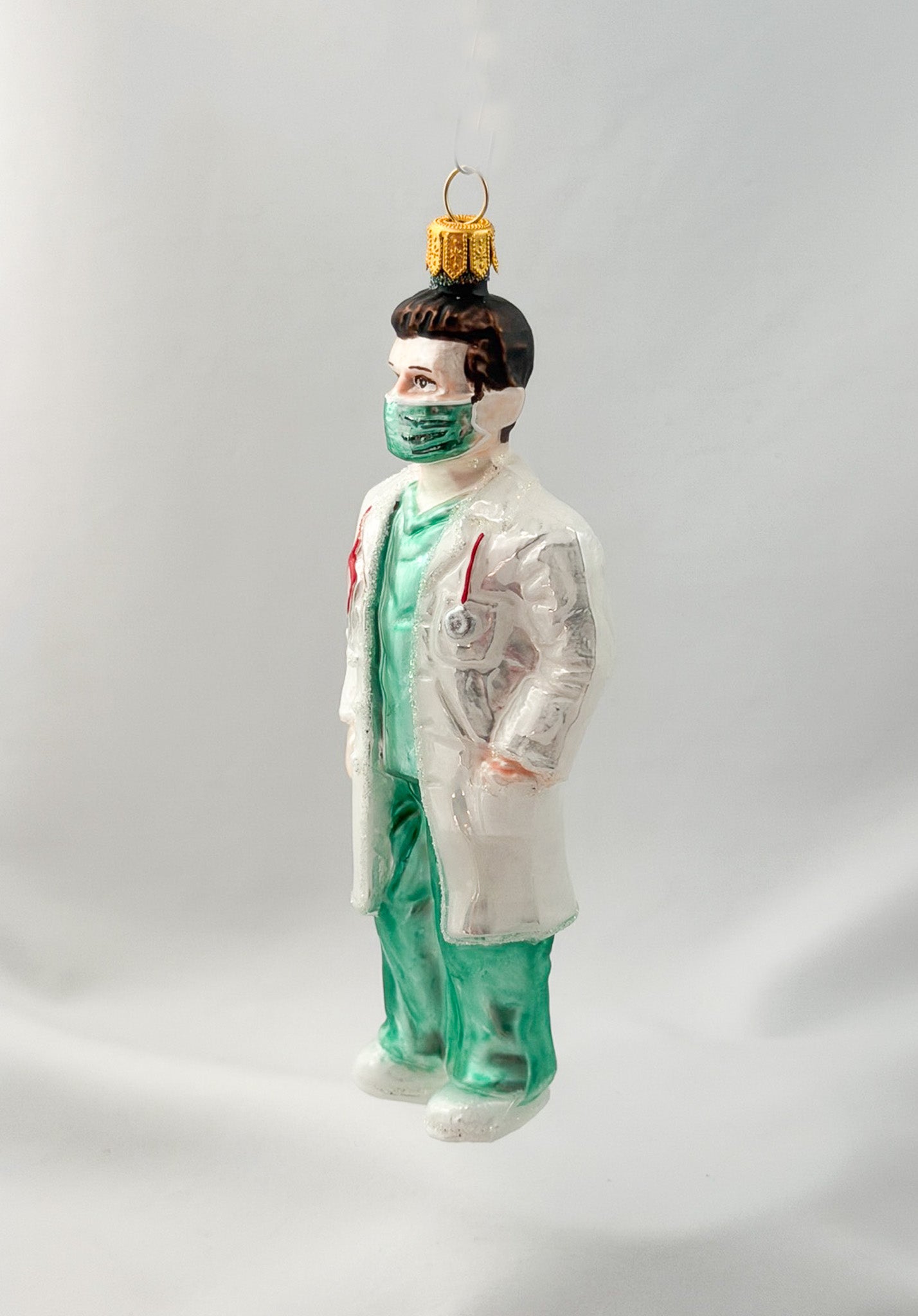 Arzt mit Hygienemaske und Stethoskop