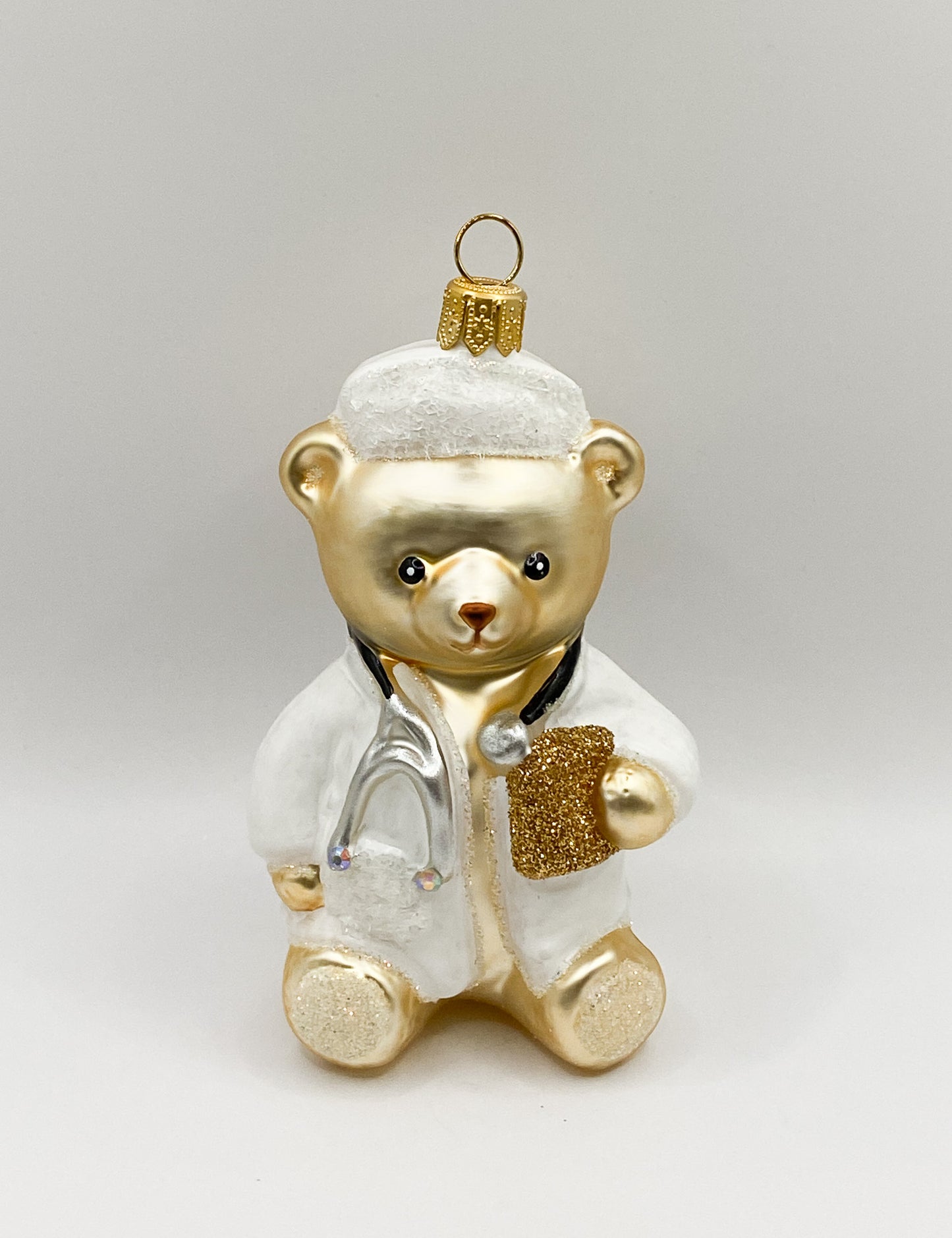 Teddybär im Arzt-Kittel mit Stethoskop