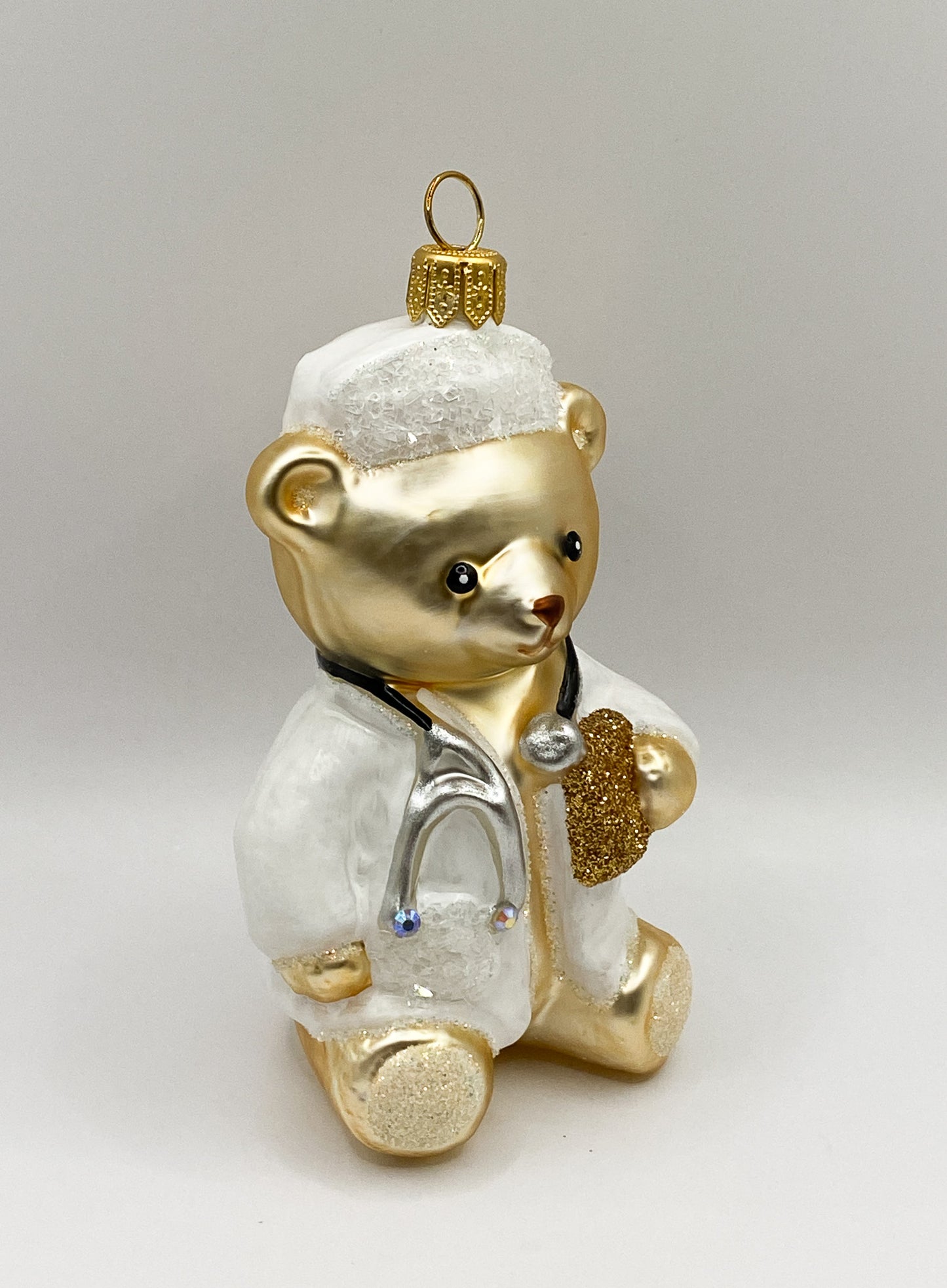 Teddybär im Arzt-Kittel mit Stethoskop