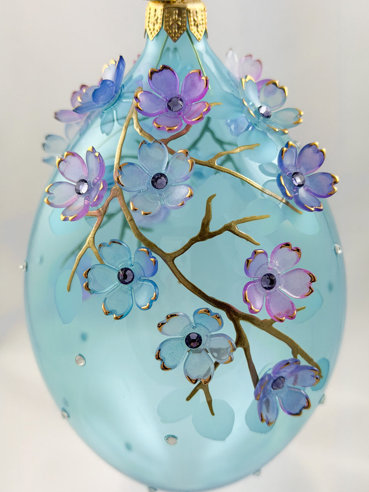 Grosse Tropfenform in Hellblau transparent mit vielen Blüten, GlitterLab