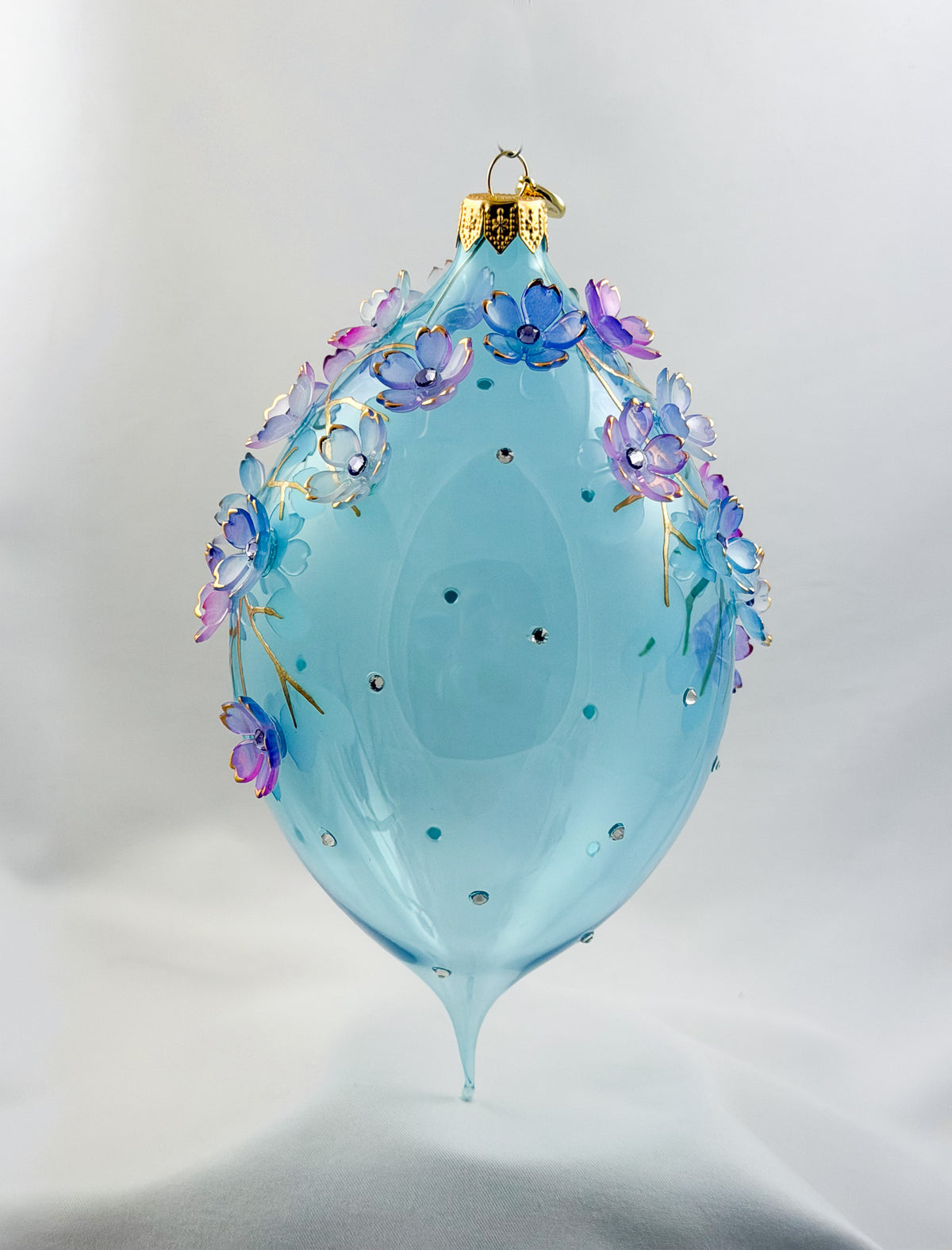 Grosse Tropfenform in Hellblau transparent mit vielen Blüten, GlitterLab
