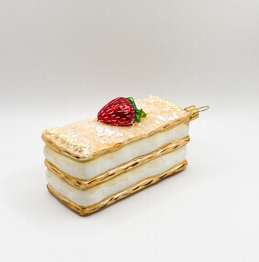 Cremeschnitte mit Erdbeer-Dekoration