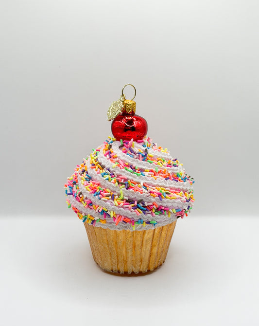 Cup Cake mit Streuseln und roter Kirsche