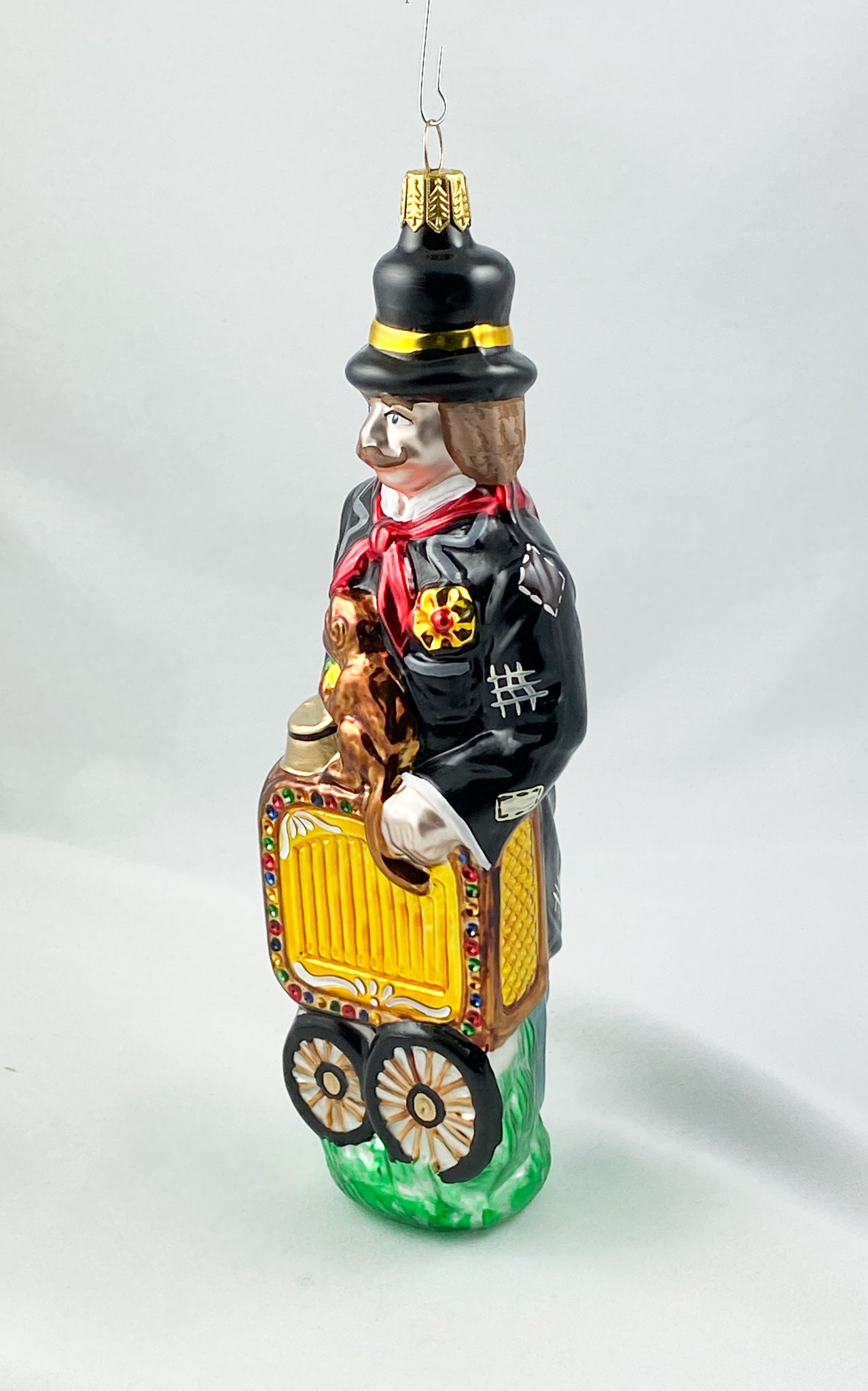 Drehleier -Spieler mit Affe