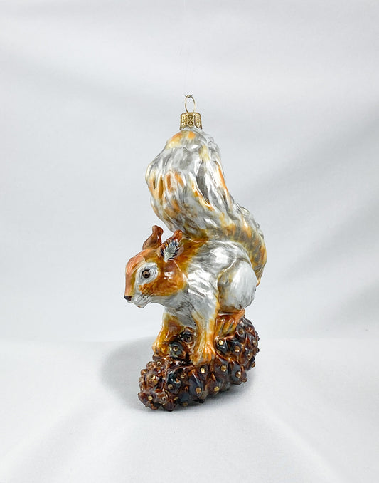 Eichhörnchen auf Pinienzapfen, AtlasArt