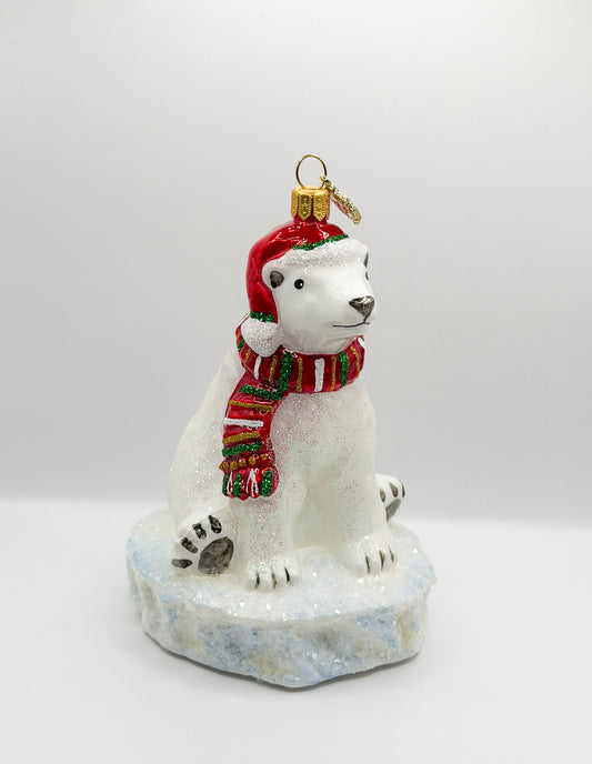 Eisbär auf Eisscholle freut sich auf Weihnachten