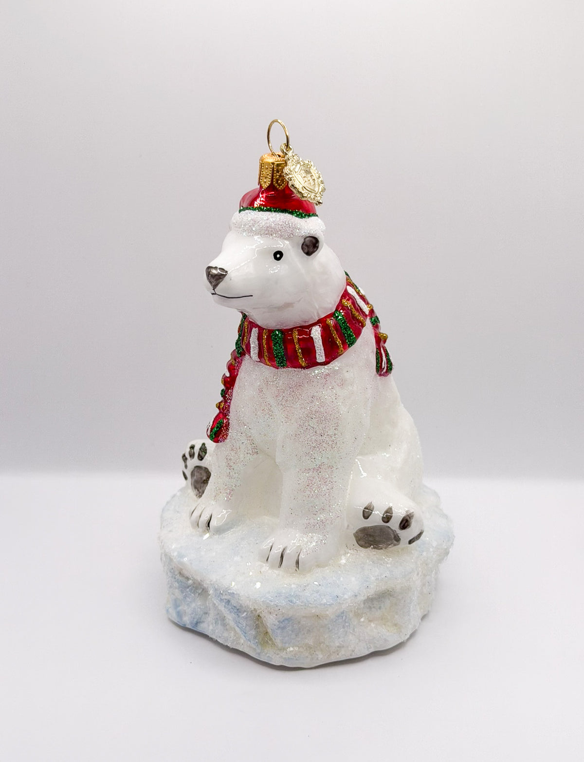 Eisbär auf Eisscholle freut sich auf Weihnachten