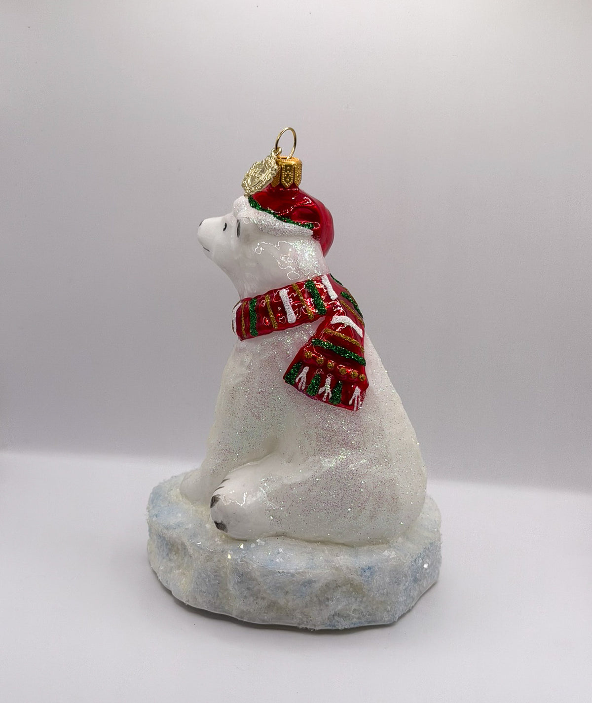 Eisbär auf Eisscholle freut sich auf Weihnachten
