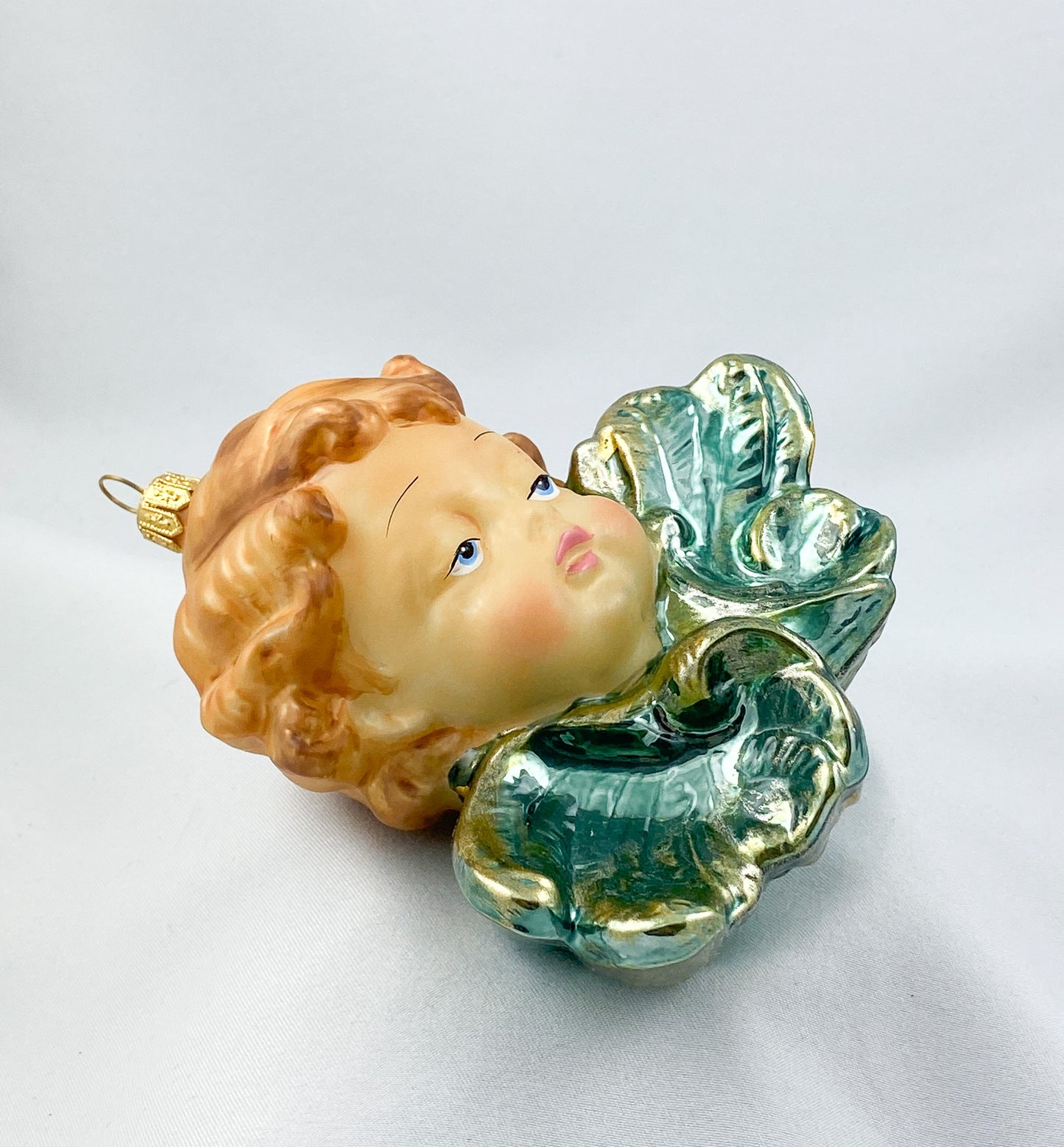 Putto mit grüngoldenen Flügeln, KOMOZJA MOSTOWSKI