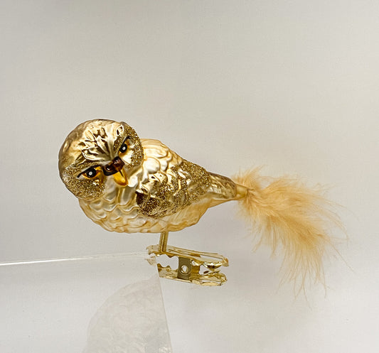 Goldenes Käuzchen mit buschigem Federnschwanz auf Clip