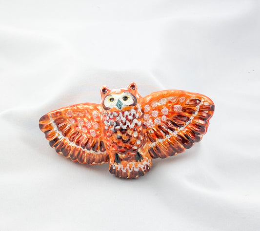 Fliegende rostbraune Eule