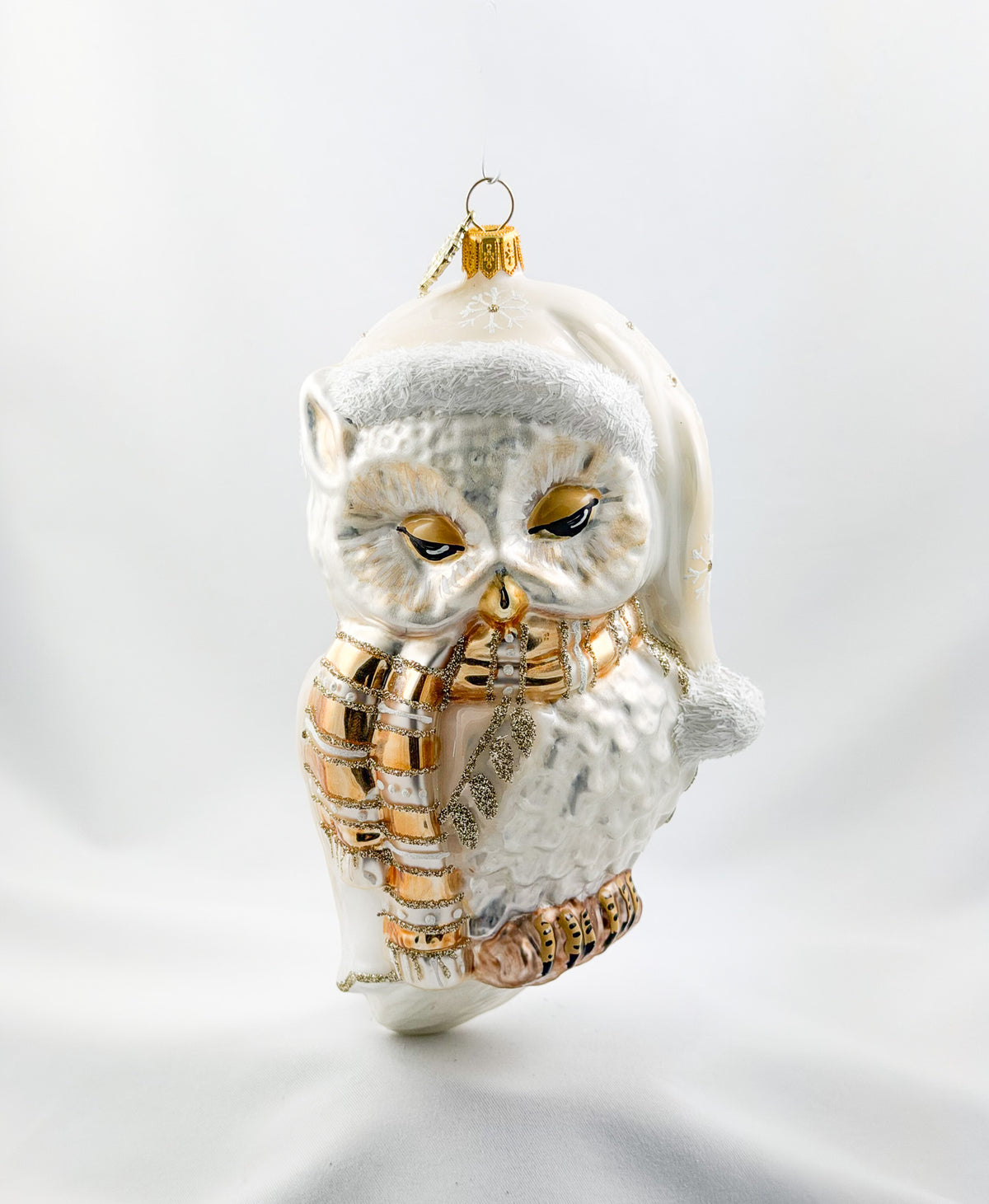Grosse weisse Eule mit Schlafmütze
