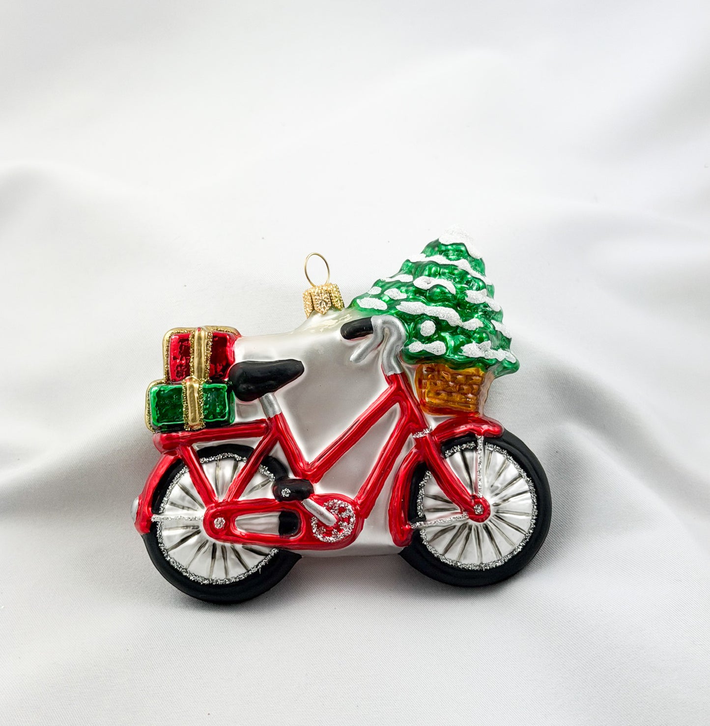 Damen-Fahrrad mit Christbäumchen im Körbchen