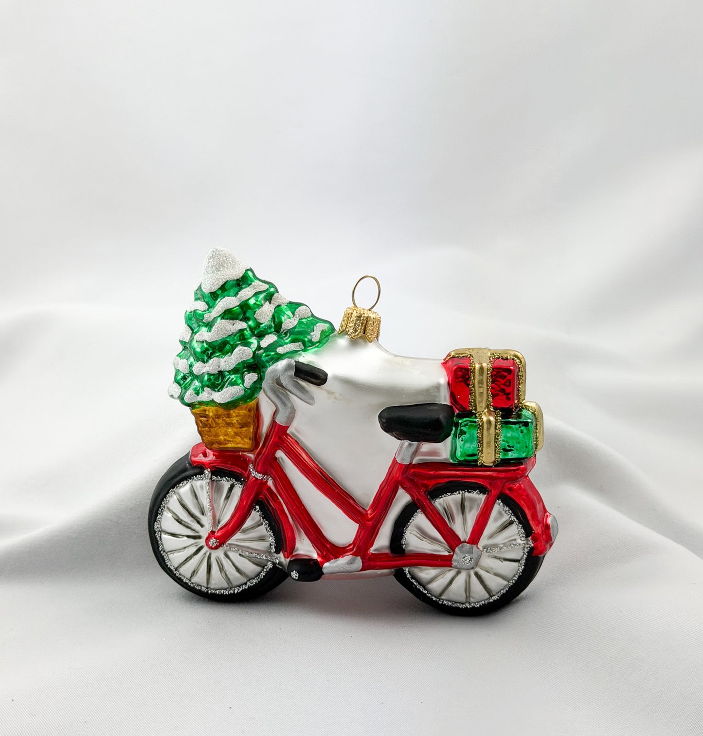 Damen-Fahrrad mit Christbäumchen im Körbchen