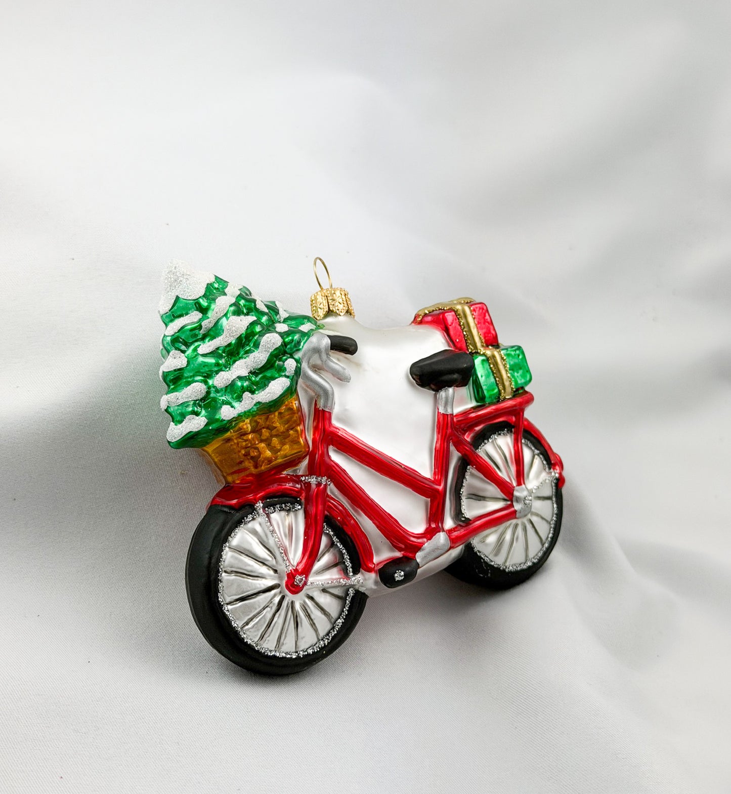 Damen-Fahrrad mit Christbäumchen im Körbchen