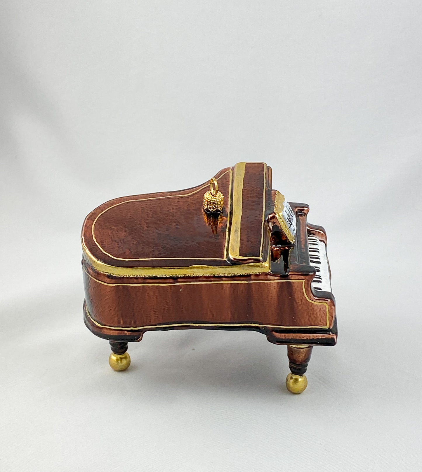 Brauner Flügel oder Piano