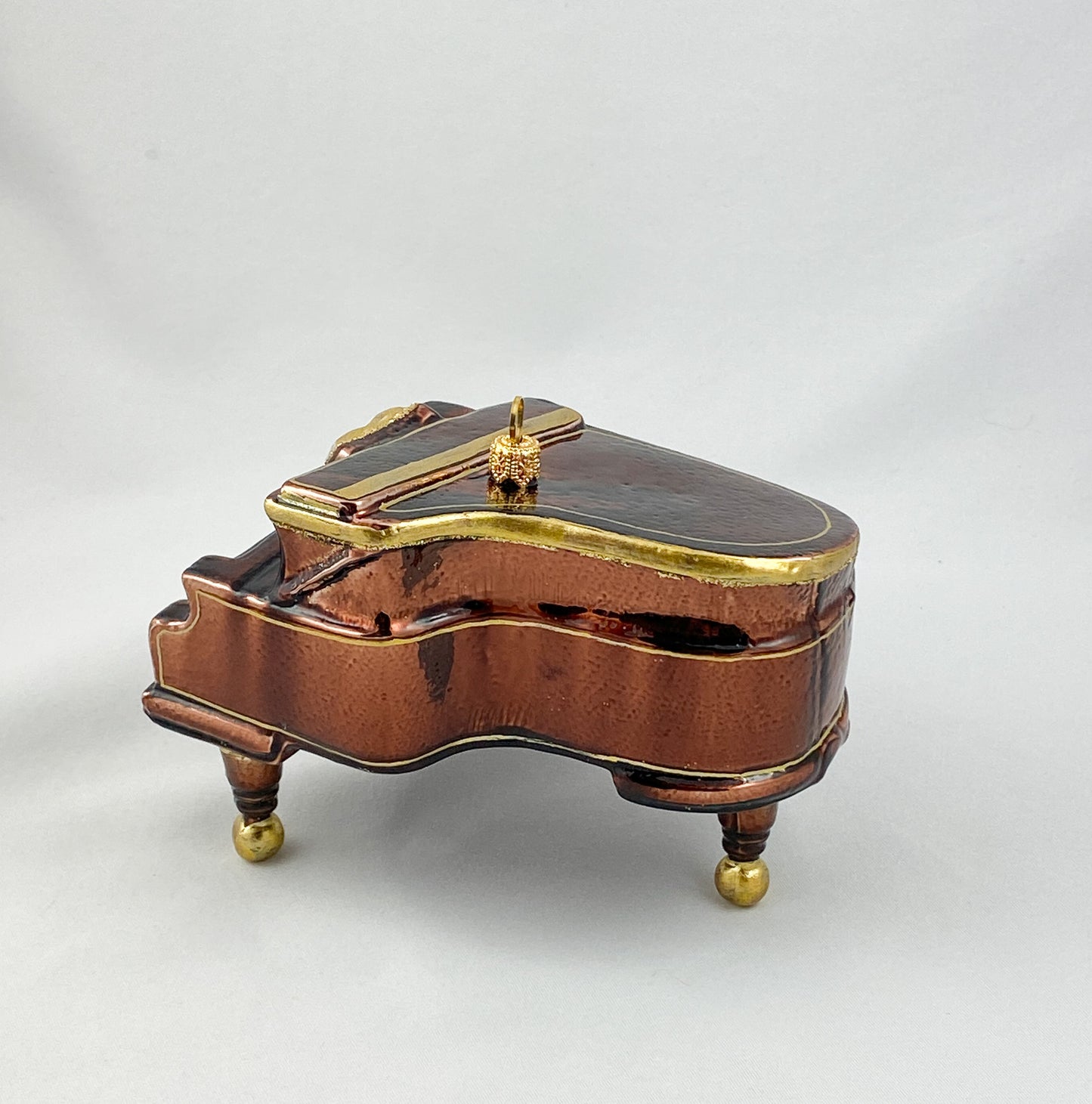 Brauner Flügel oder Piano