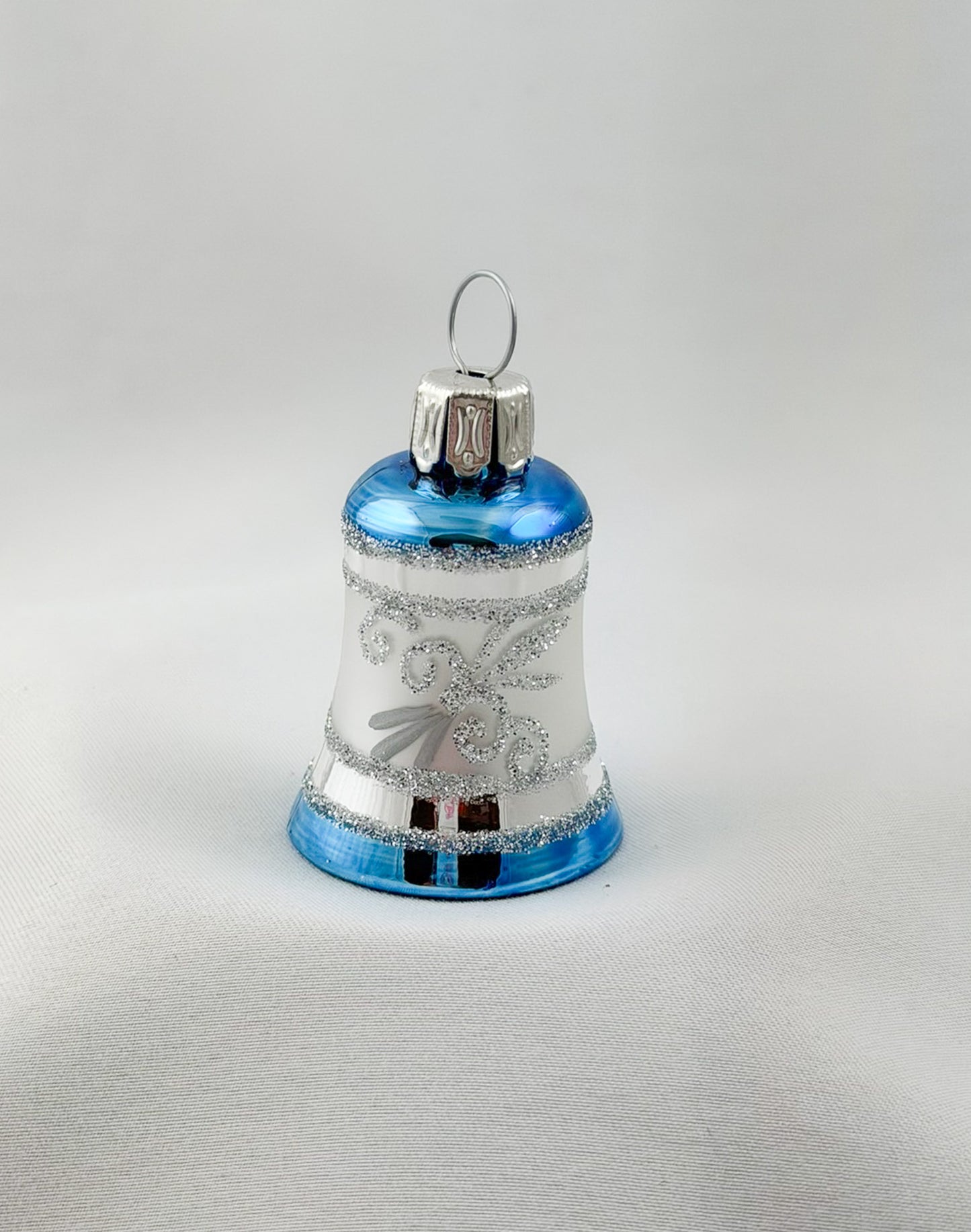 Weihnachts-Glöckchen Silber mit blauem Dekor