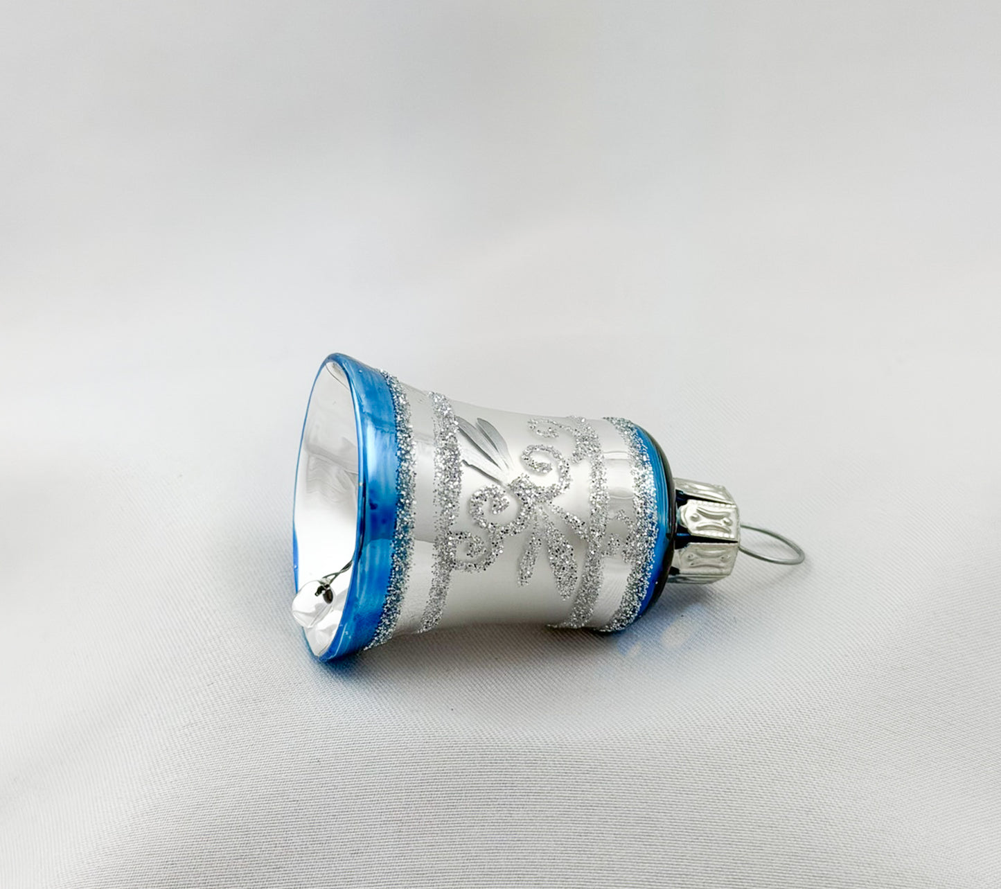 Weihnachts-Glöckchen Silber mit blauem Dekor
