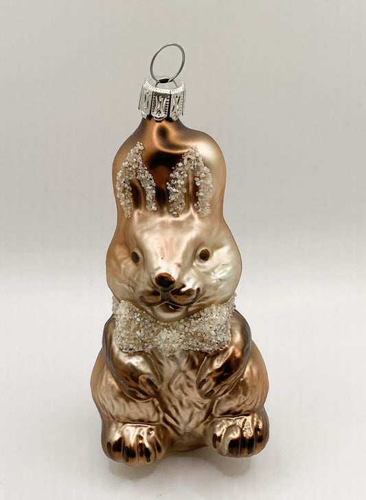 Sitzender brauner Hase mit Schleife
