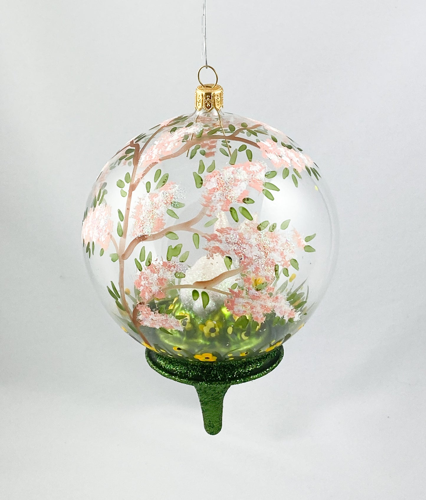 Weisser Hase unter dem blühendem Baum