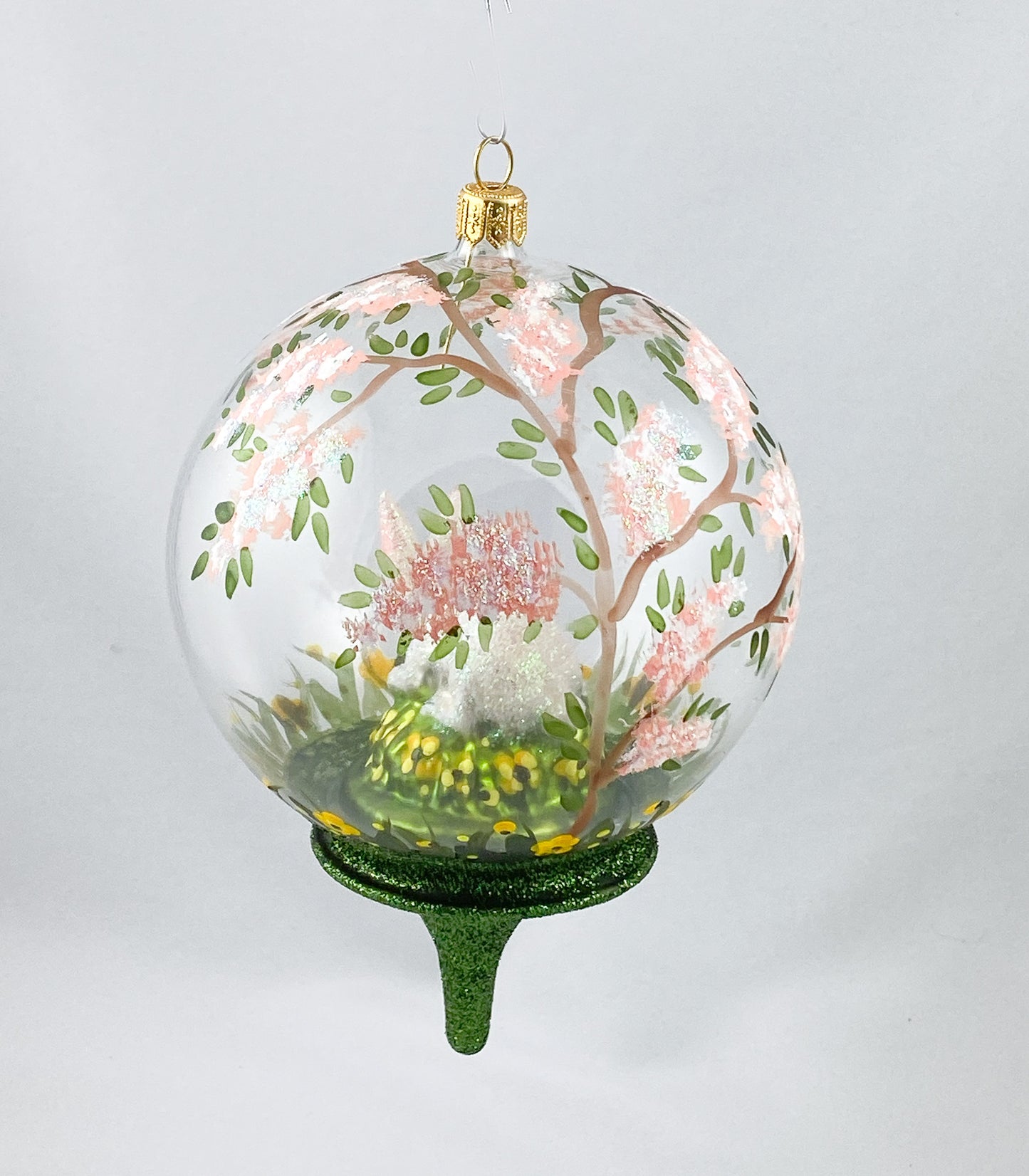 Weisser Hase unter dem blühendem Baum