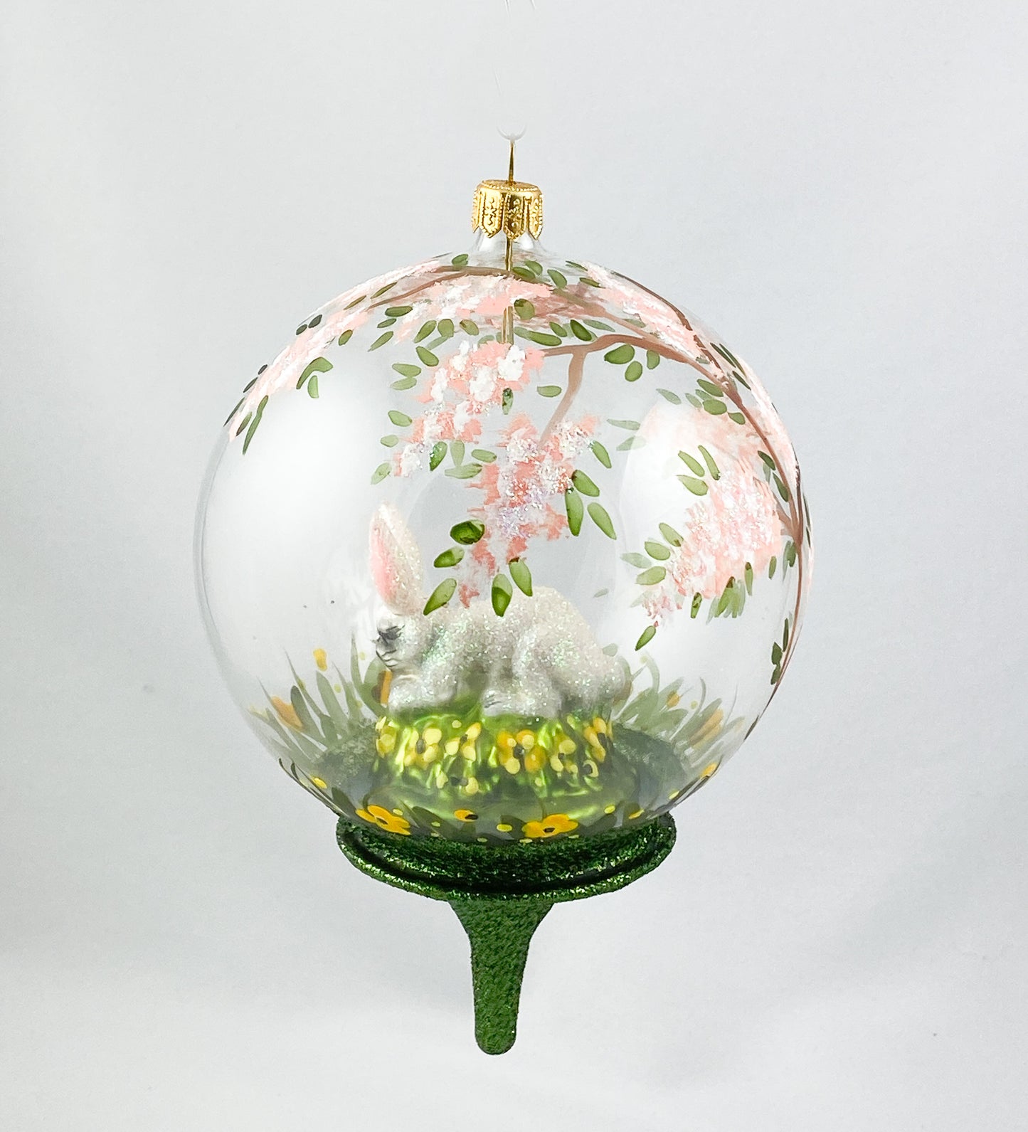 Weisser Hase unter dem blühendem Baum