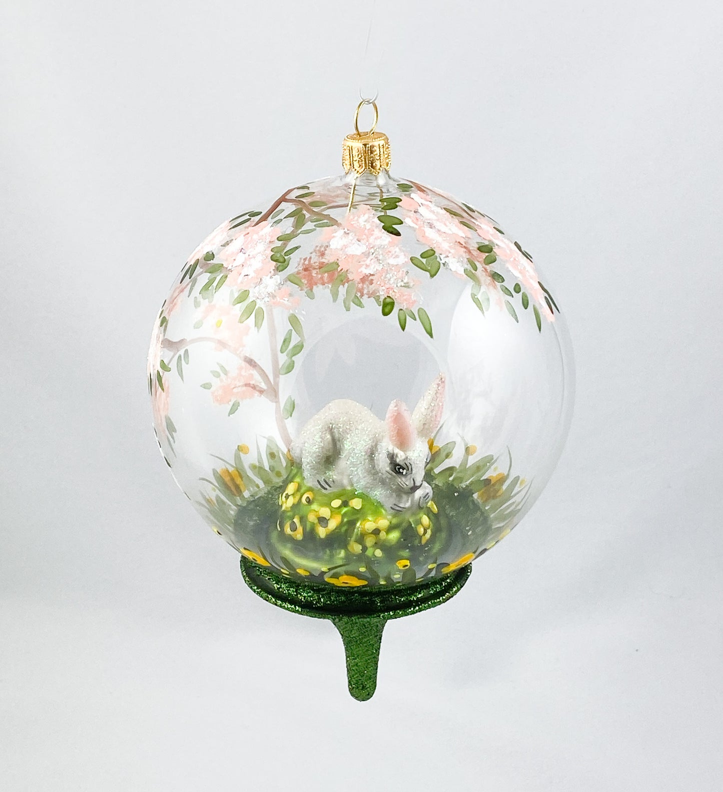 Weisser Hase unter dem blühendem Baum