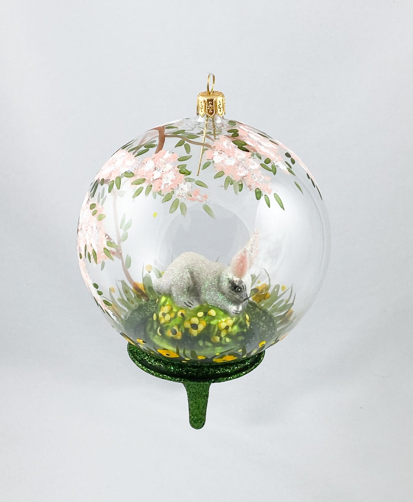 Weisser Hase unter dem blühendem Baum