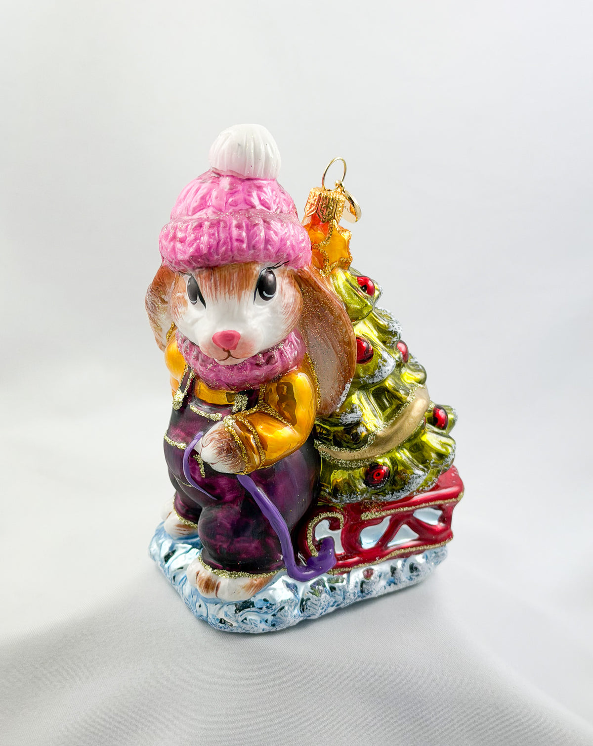 Das Häschen-Mädchen hat mit dem Schlitten den Weihnachtsbaum im Wald geholt, GlitterLab