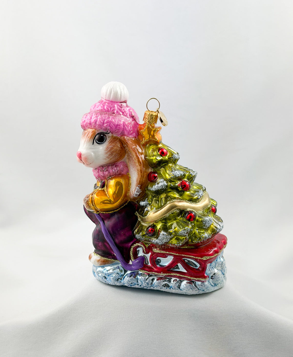 Das Häschen-Mädchen hat mit dem Schlitten den Weihnachtsbaum im Wald geholt, GlitterLab