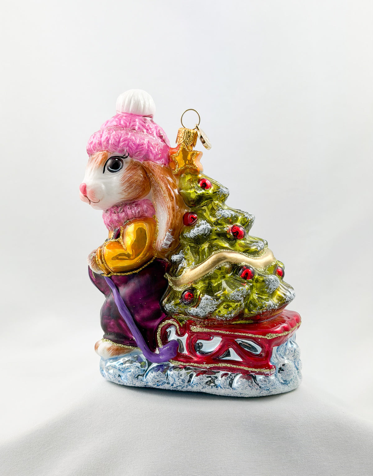 Das Häschen-Mädchen hat mit dem Schlitten den Weihnachtsbaum im Wald geholt, GlitterLab