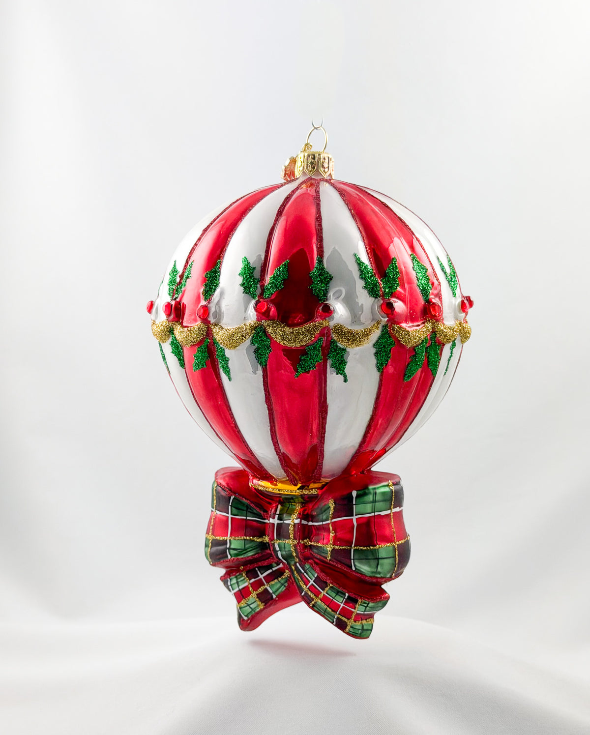 Weihnachtlich geschmückter Heissluft-Ballon,  Montgolfier