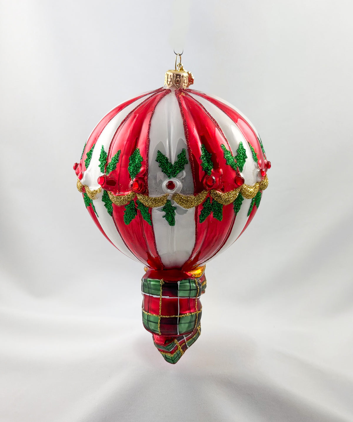 Weihnachtlich geschmückter Heissluft-Ballon,  Montgolfier
