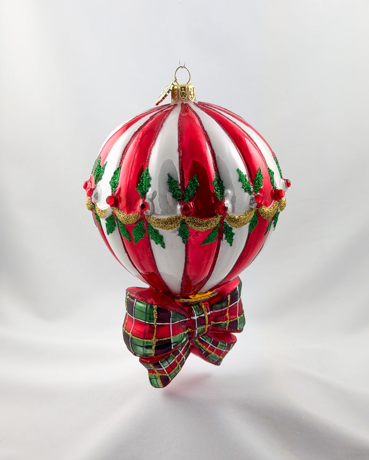 Weihnachtlich geschmückter Heissluft-Ballon,  Montgolfier