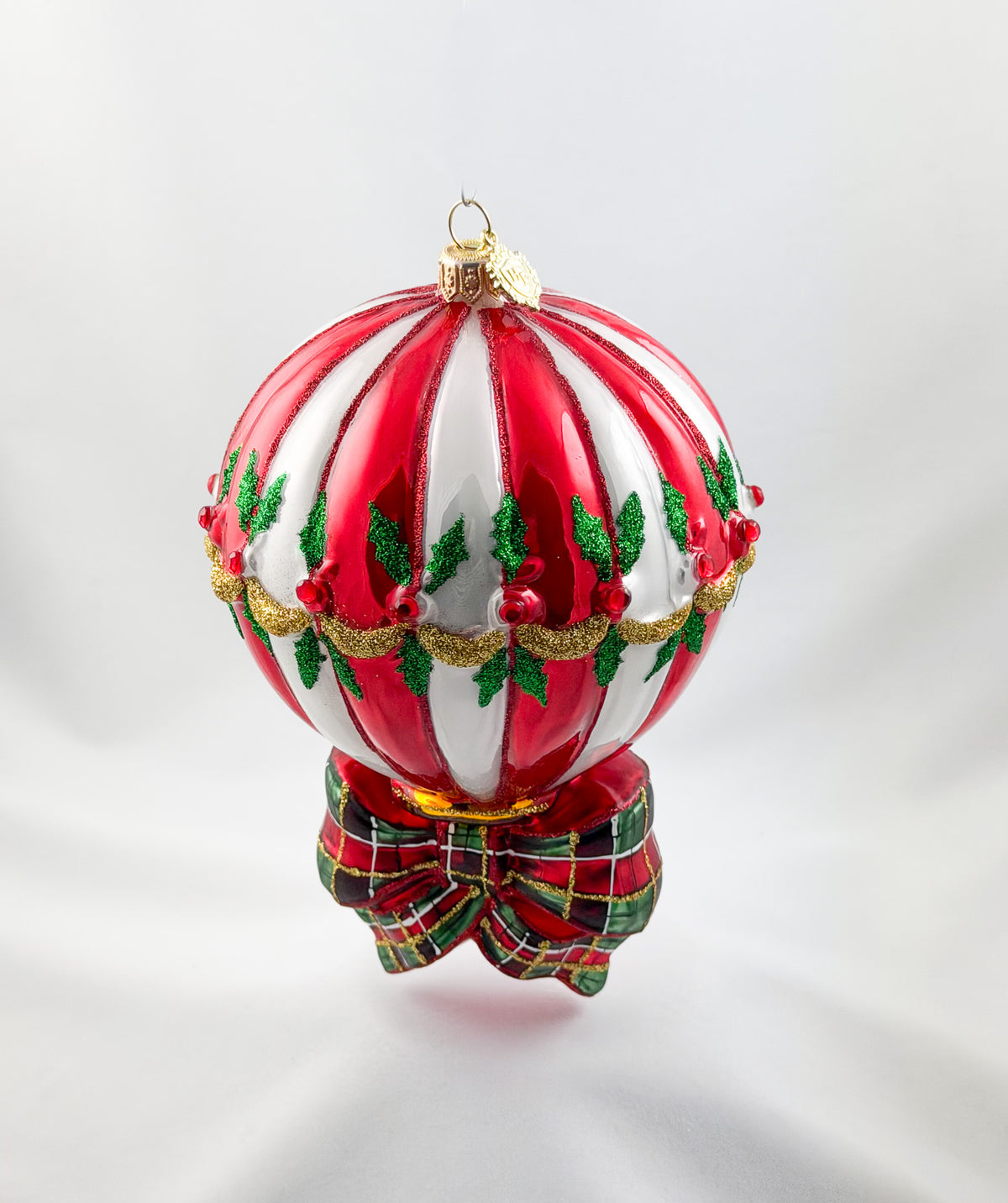 Weihnachtlich geschmückter Heissluft-Ballon,  Montgolfier