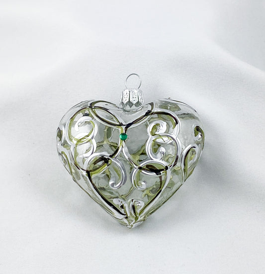 Transparentes Herz mit silbernen und grünen Kringeln