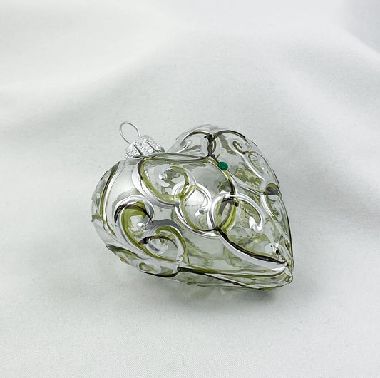 Transparentes Herz mit silbernen und grünen Kringeln