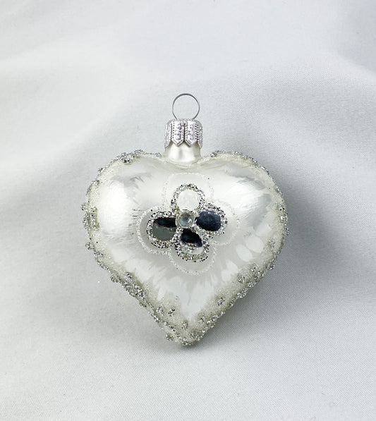 Silbernes Herz mit stilisierter Blüte