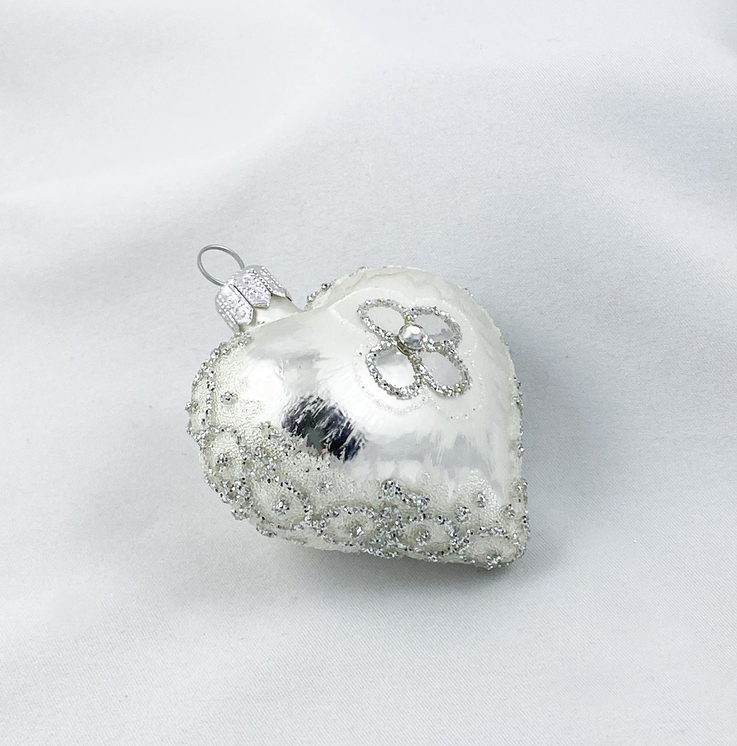 Silbernes Herz mit stilisierter Blüte