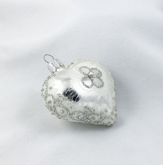 Silbernes Herz mit stilisierter Blüte