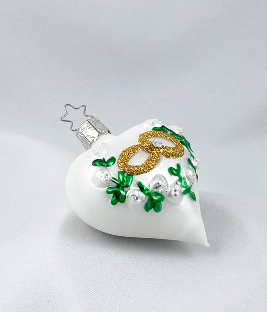 Herz mit zwei goldenen Eheringen und Blumenranken