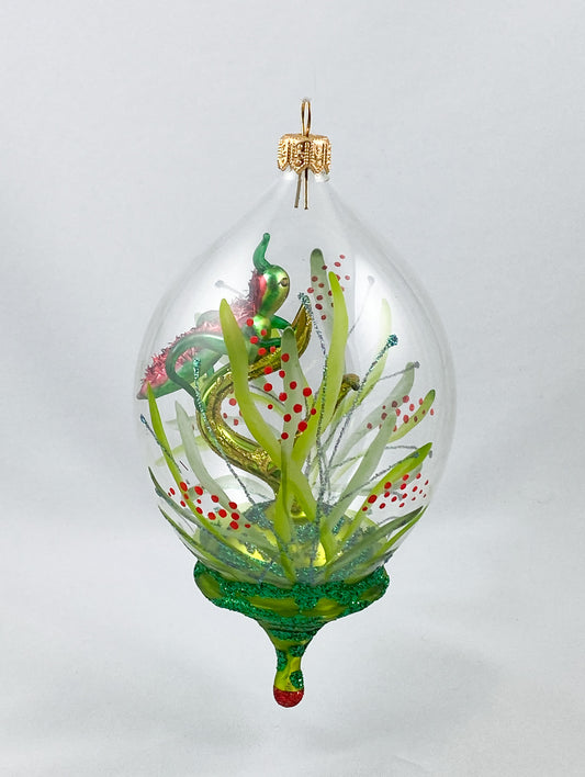 Heuschrecke im hohen Gras