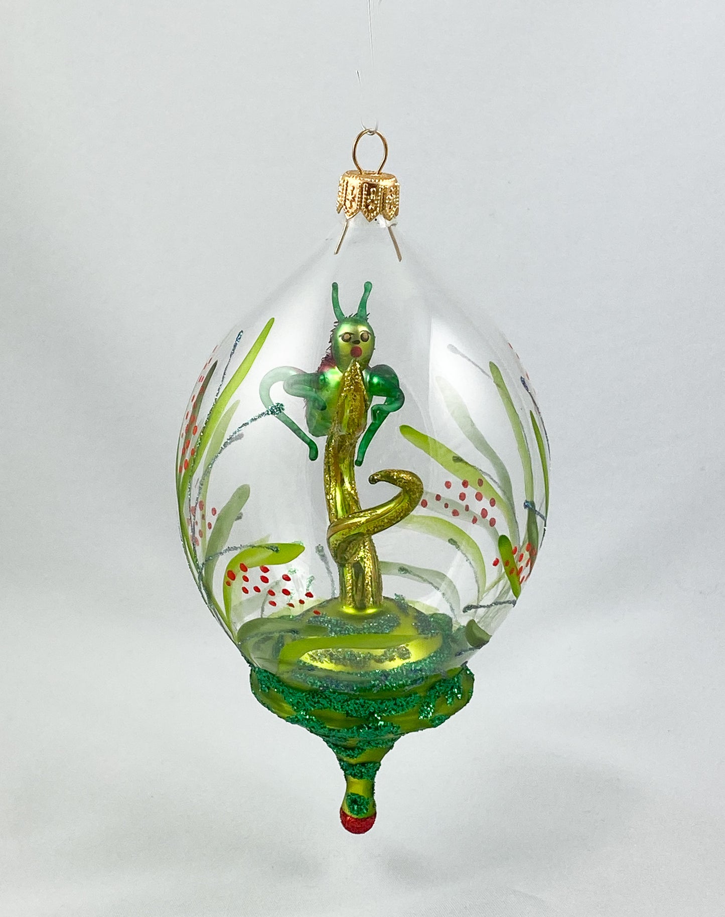 Heuschrecke im hohen Gras