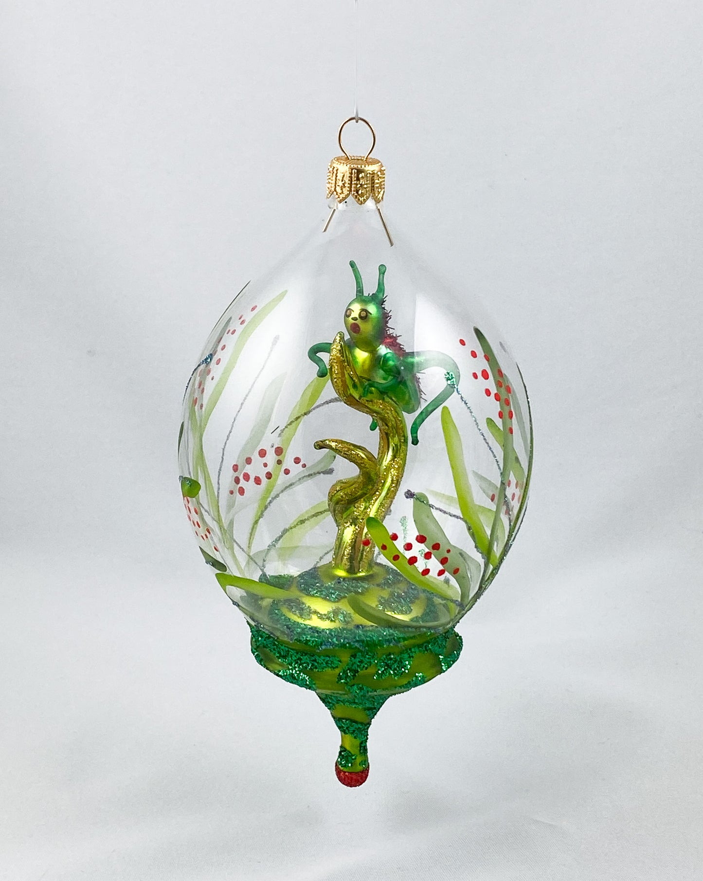 Heuschrecke im hohen Gras