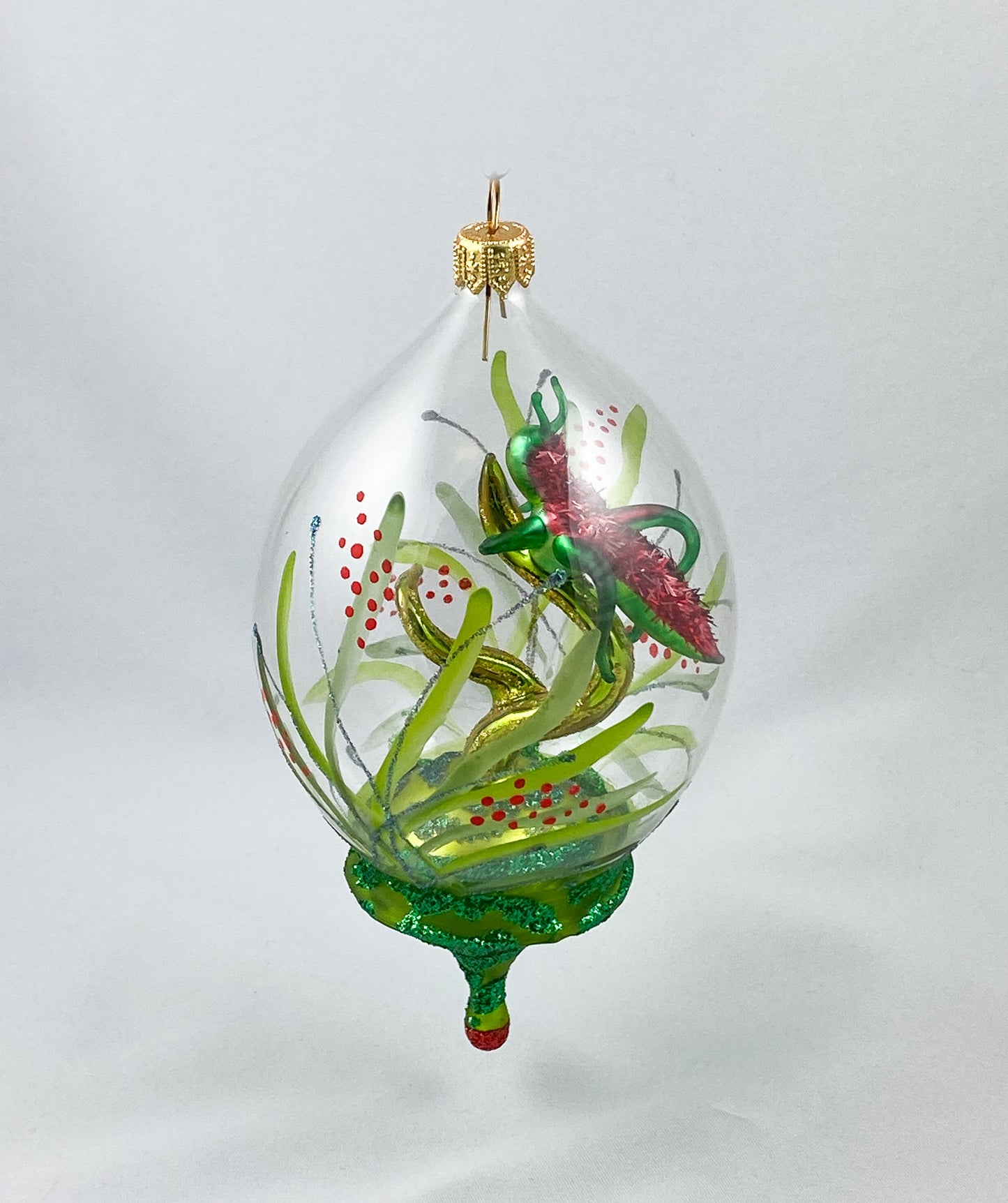 Heuschrecke im hohen Gras