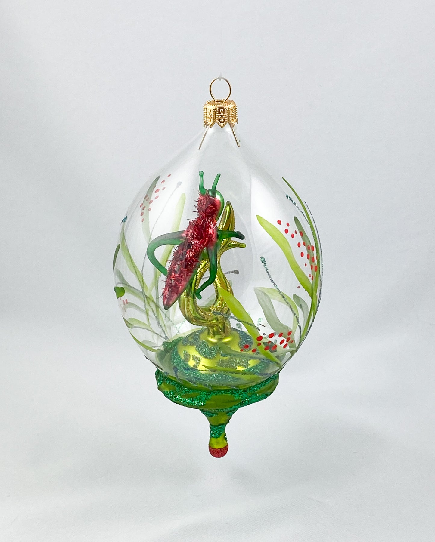 Heuschrecke im hohen Gras