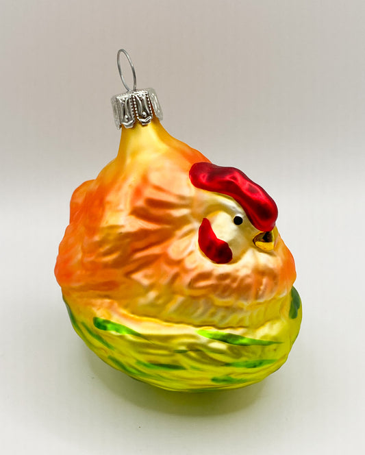 Oranges Huhn sitzt im Nest